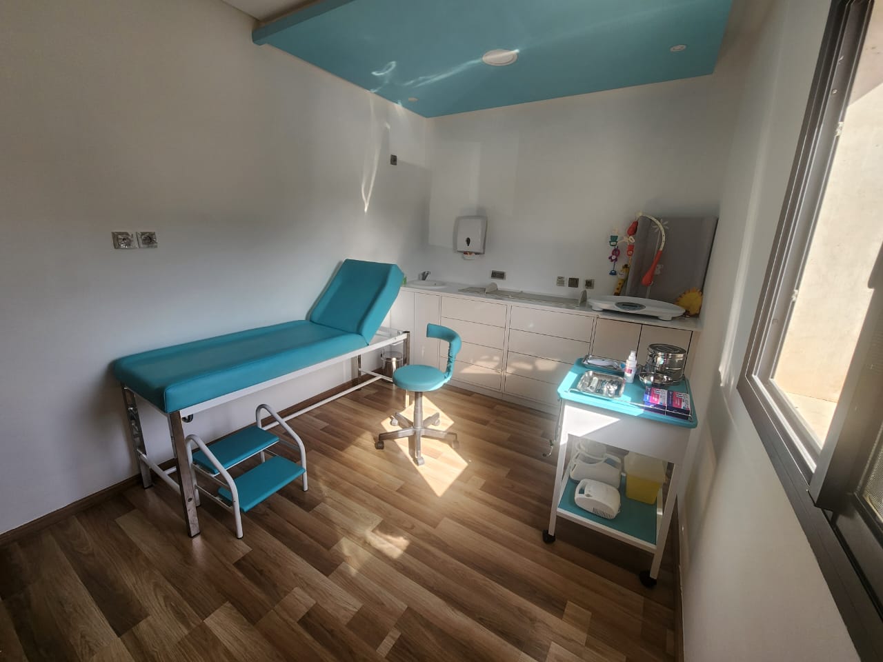 Salle de consultation pédiatrique à Temara